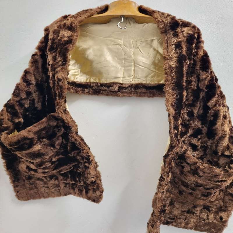 Vintage fake fur shawl / scarf with lining and pockets