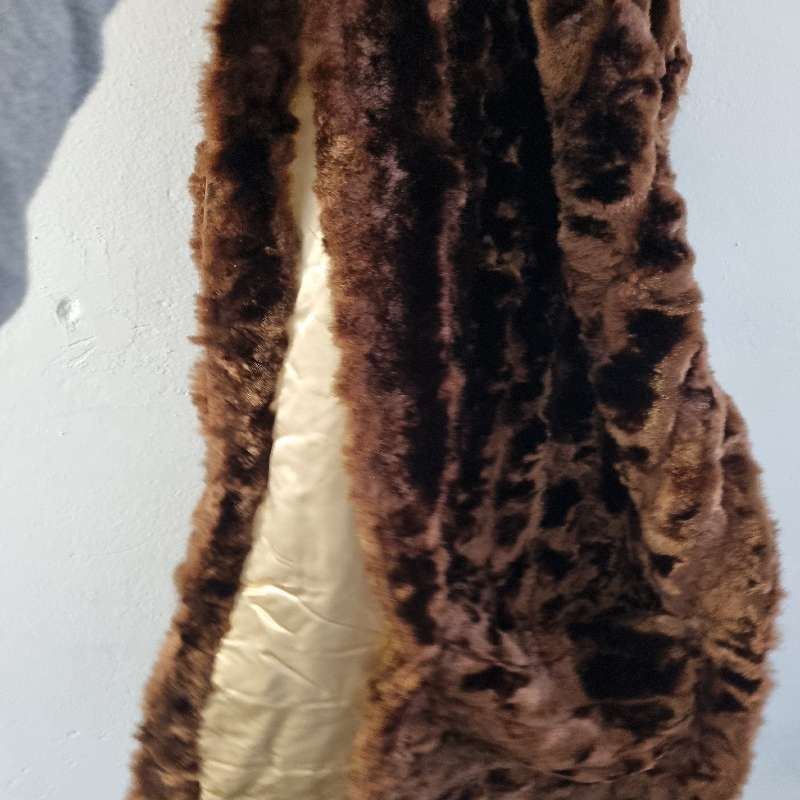 Vintage fake fur shawl / scarf with lining and pockets