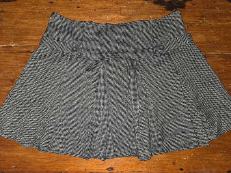 YDE mini pleated skirt - Size 10 - Never worn - Perfect for winter with tights and boots