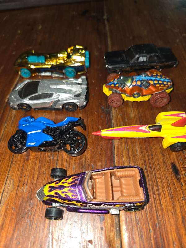 7 x Hotweels / Hot Wheels Cars - Most are well played with - See pictures