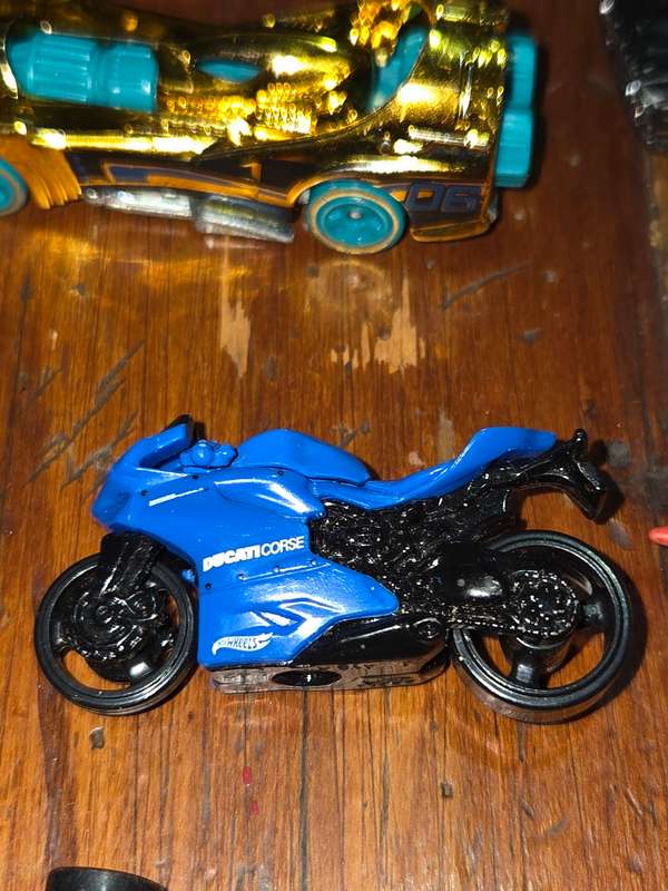 7 x Hotweels / Hot Wheels Cars - Most are well played with - See pictures