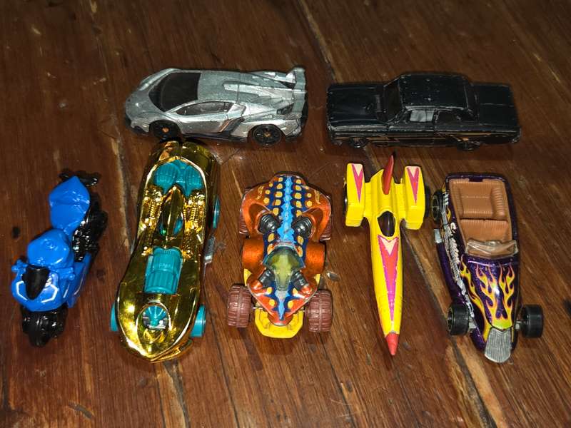 7 x Hotweels / Hot Wheels Cars - Most are well played with - See pictures