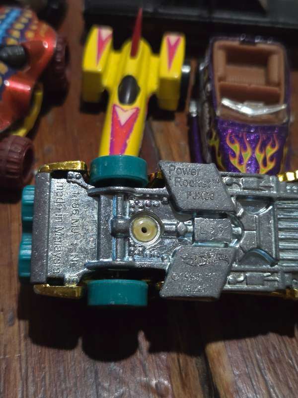 7 x Hotweels / Hot Wheels Cars - Most are well played with - See pictures