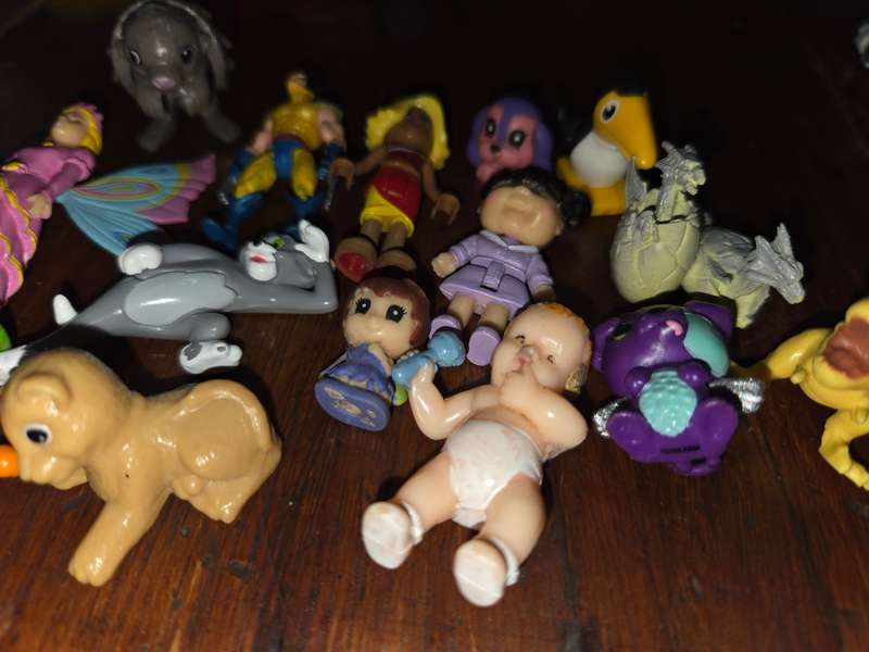 16 x Mini Toys / Figurines