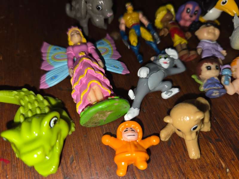 16 x Mini Toys / Figurines