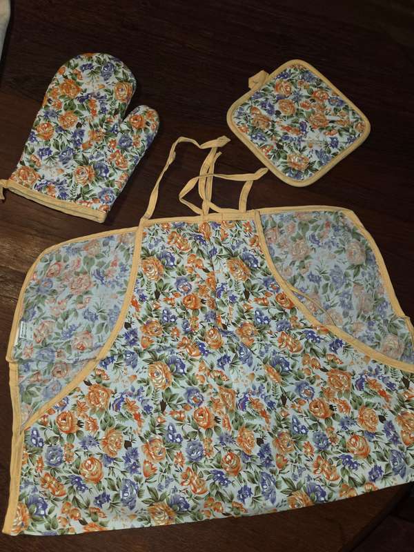 3 Piece Kitchen set - Apron, Pot Holder & Mitten - Never used