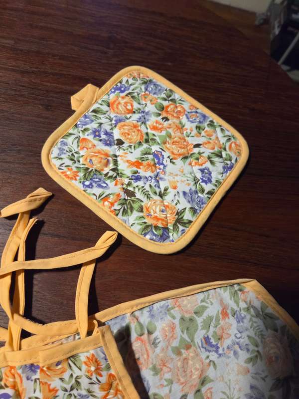 3 Piece Kitchen set - Apron, Pot Holder & Mitten - Never used