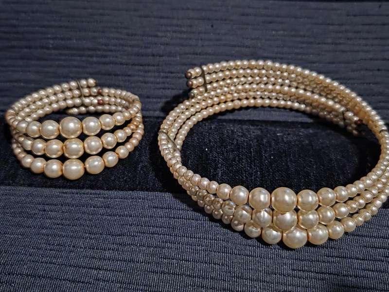 Vintage pearl chocker / necklace with matching bracelet
