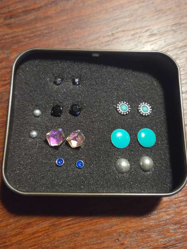8 Pairs of beautiful earrings