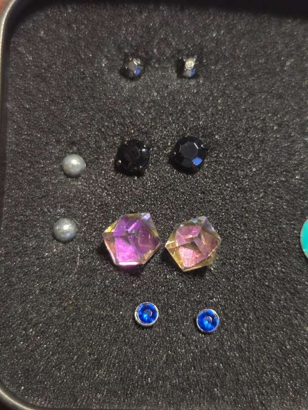 8 Pairs of beautiful earrings