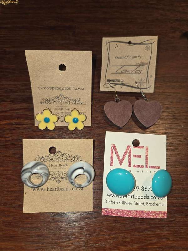 4 Pairs of beautiful earrings, Incl. MEL