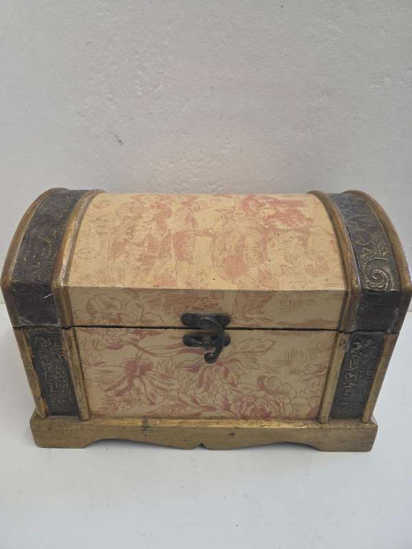 Large storage kist / box - Perfect for stationary, etc. Size - 33cm x 23cm x 20cm
