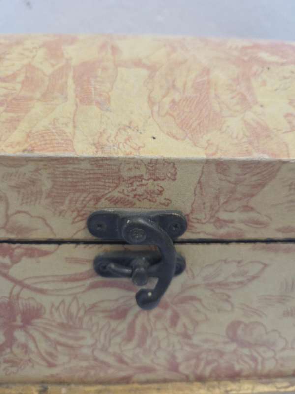 Large storage kist / box - Perfect for stationary, etc. Size - 33cm x 23cm x 20cm