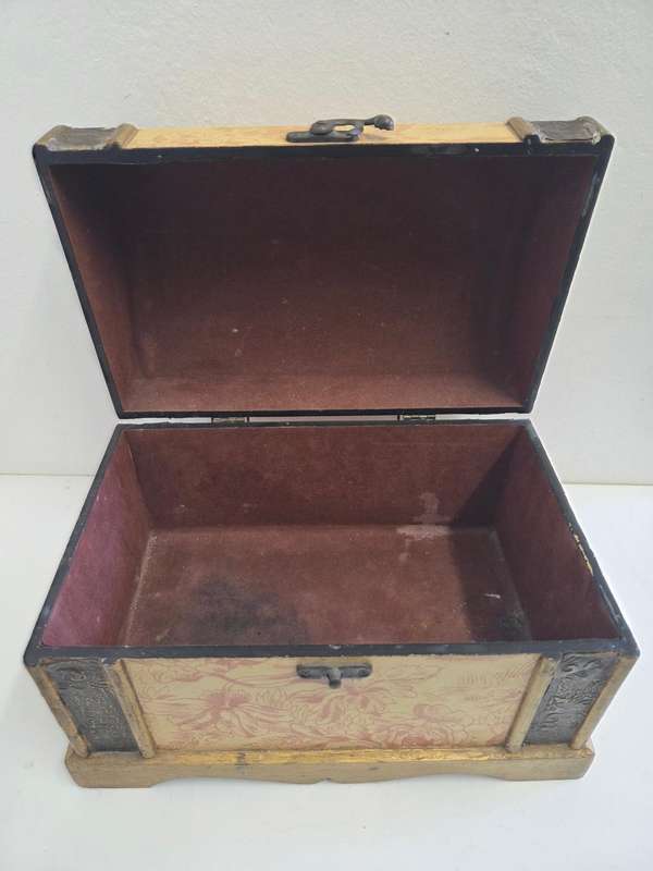 Large storage kist / box - Perfect for stationary, etc. Size - 33cm x 23cm x 20cm