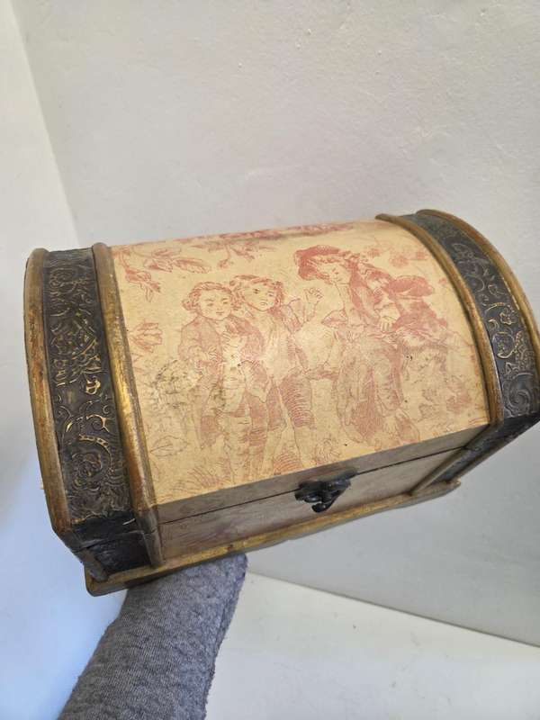 Large storage kist / box - Perfect for stationary, etc. Size - 33cm x 23cm x 20cm