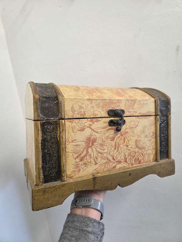 Large storage kist / box - Perfect for stationary, etc. Size - 33cm x 23cm x 20cm