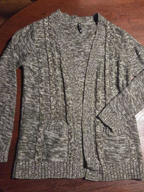 Beautiful Knitted longer length cardigan/ Knitwear - Size M
