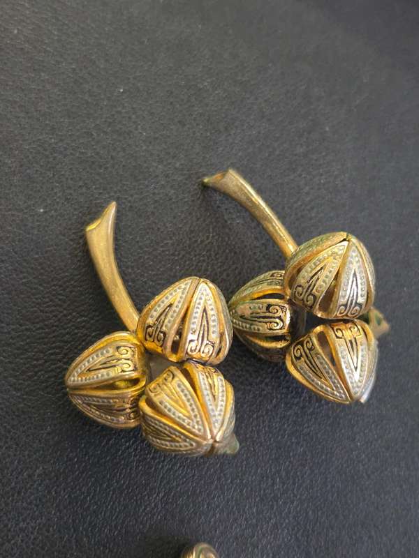 4 Pairs of Vintage Clip On Earrings - Not sure if these are gold or not
