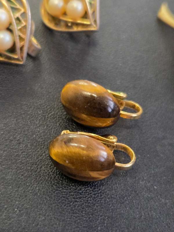 4 Pairs of Vintage Clip On Earrings - Not sure if these are gold or not