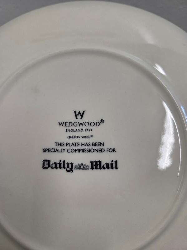 Wedgwood Plate - Queen Elizabeth II - 50th Anniversary of the Coronation - Diameter 22.5cm