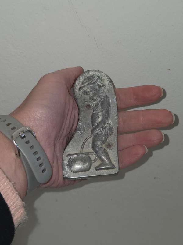 Metal plaque for bathroom