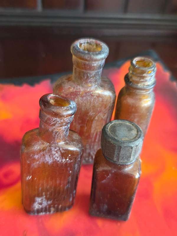 4 x Small Vintage Bottles - Brown glass bottles Tallest - 9cm Smallest - 6.5cm