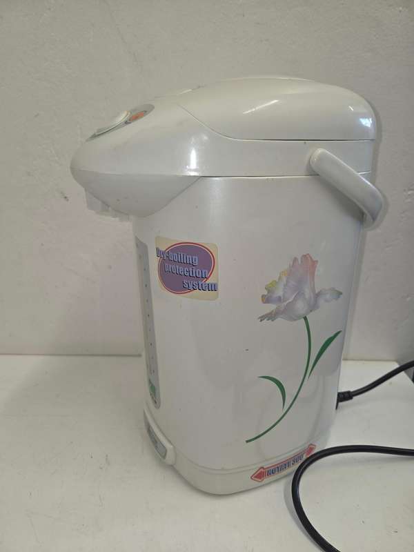 Large 4L Electric water boiler/warmer with push-button dispensing system. Rotates 360°. Perfect cond