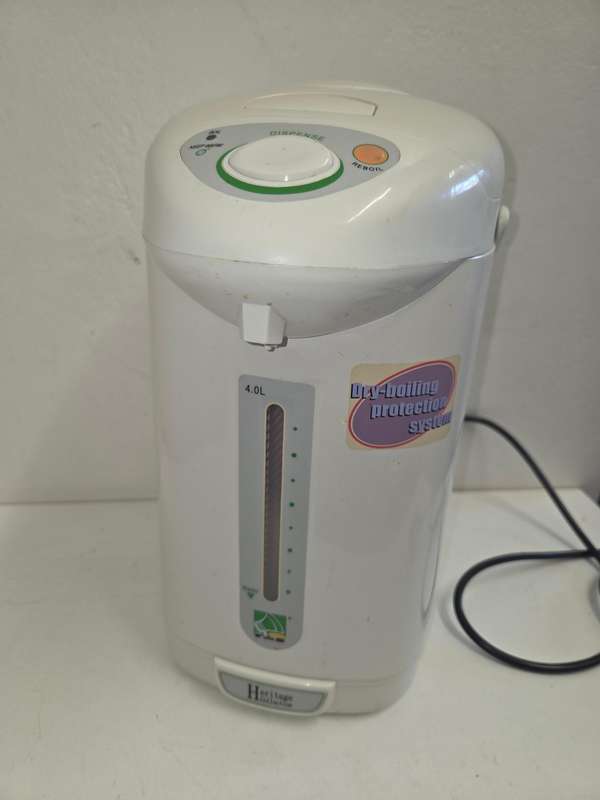 Large 4L Electric water boiler/warmer with push-button dispensing system. Rotates 360°. Perfect cond