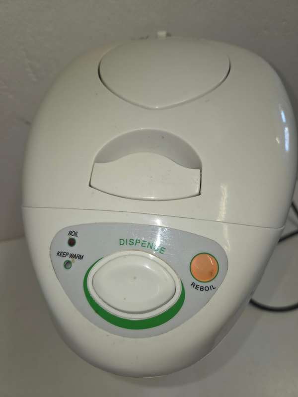 Large 4L Electric water boiler/warmer with push-button dispensing system. Rotates 360°. Perfect cond