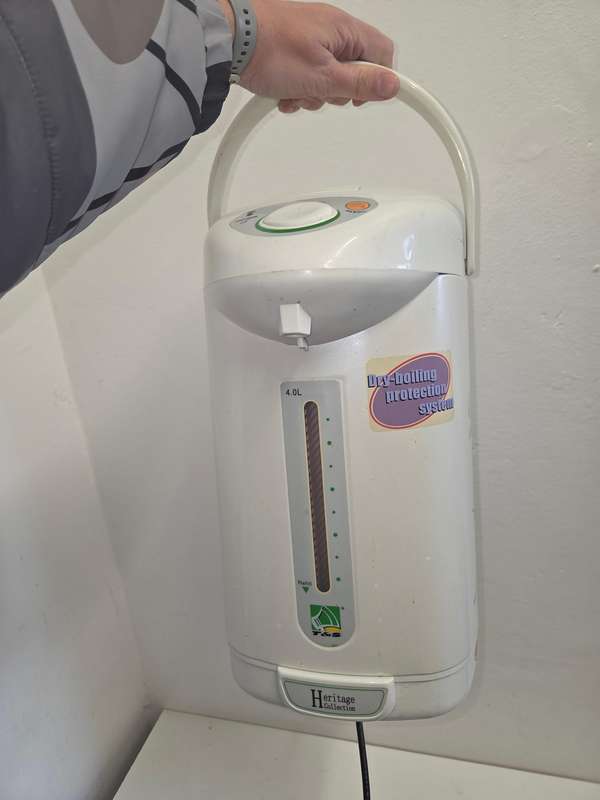Large 4L Electric water boiler/warmer with push-button dispensing system. Rotates 360°. Perfect cond
