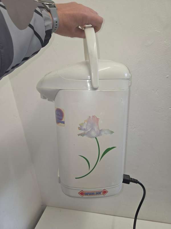 Large 4L Electric water boiler/warmer with push-button dispensing system. Rotates 360°. Perfect cond