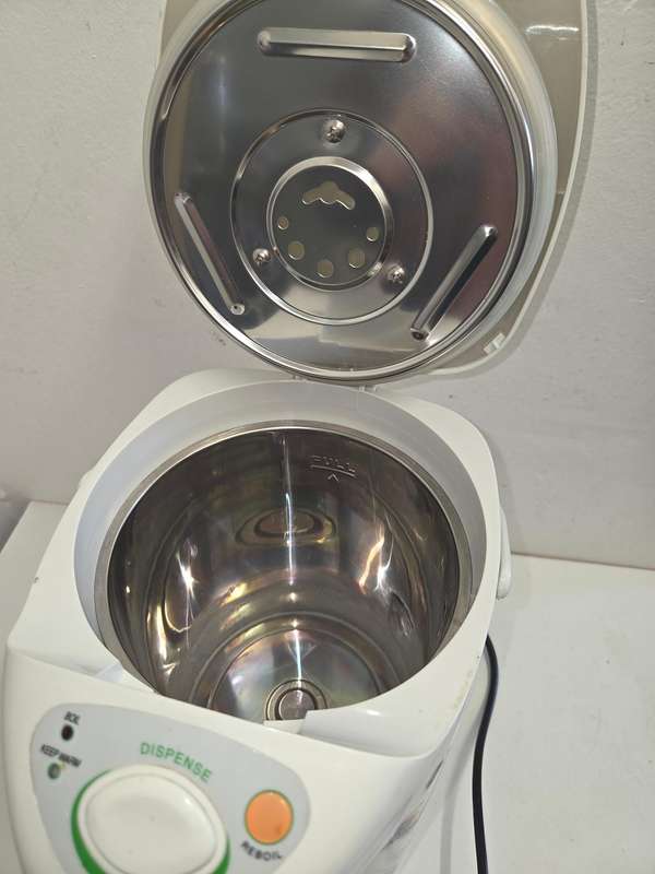 Large 4L Electric water boiler/warmer with push-button dispensing system. Rotates 360°. Perfect cond