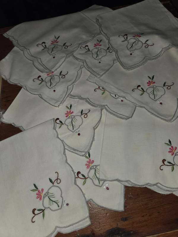 13 x Vintage Embroidered Fabric Napkins - Some has yellowing due to age