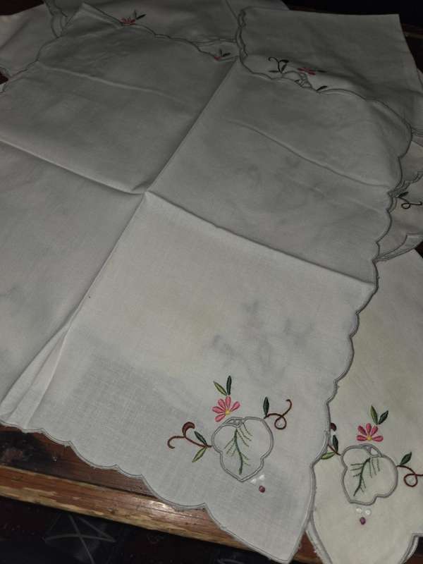 13 x Vintage Embroidered Fabric Napkins - Some has yellowing due to age