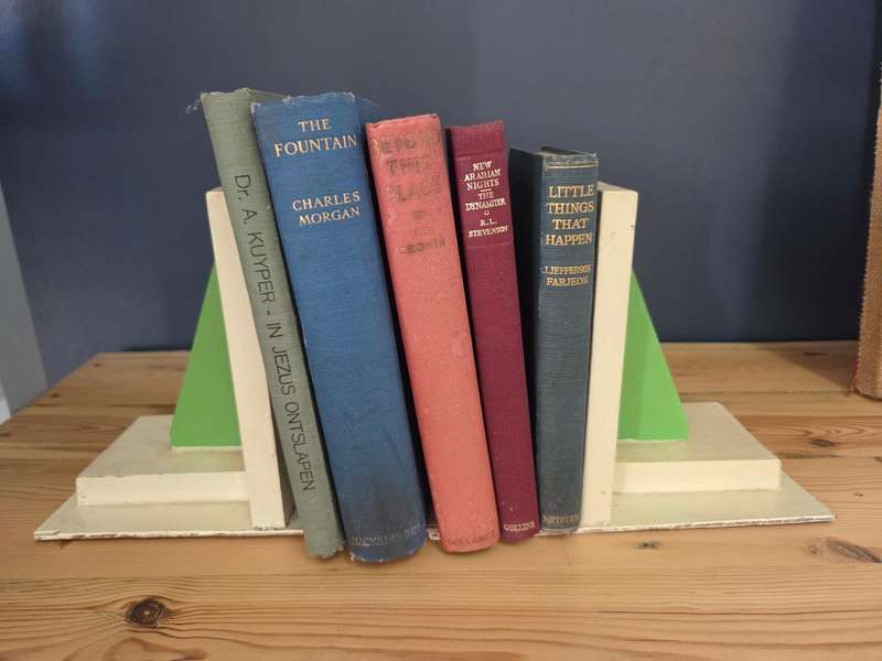 Vintage Art Deco book ends with 5 vintage books