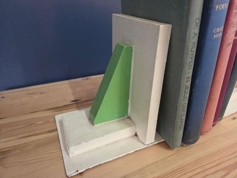 Vintage Art Deco book ends with 5 vintage books