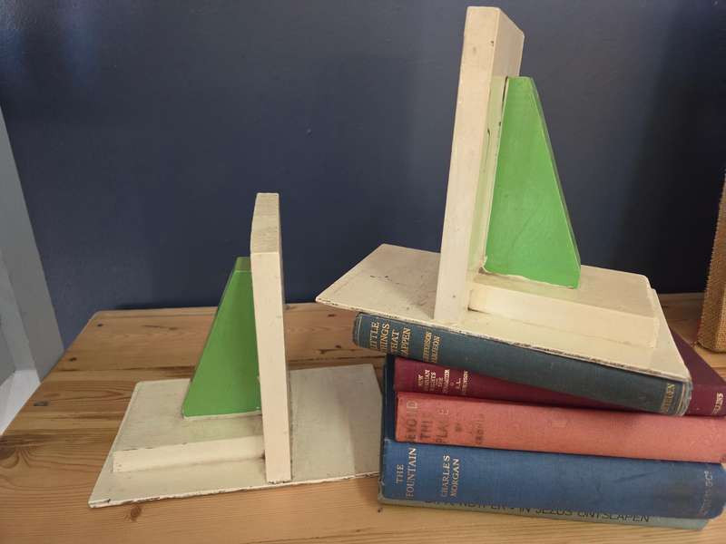 Vintage Art Deco book ends with 5 vintage books