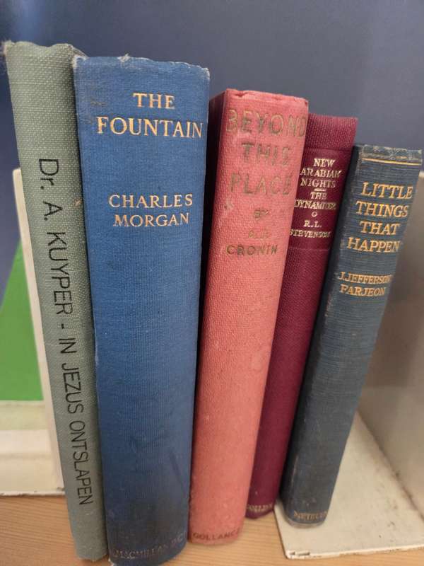 Vintage Art Deco book ends with 5 vintage books