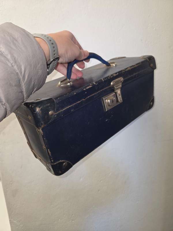 Small Vintage Navy carry case - adorable!!! Size - 34cm x 14cm x 13cm Great condition