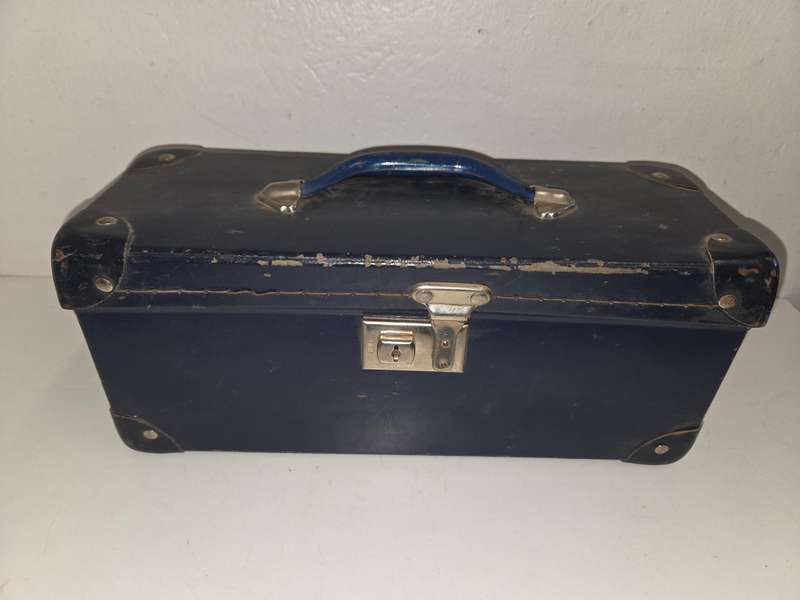 Small Vintage Navy carry case - adorable!!! Size - 34cm x 14cm x 13cm Great condition