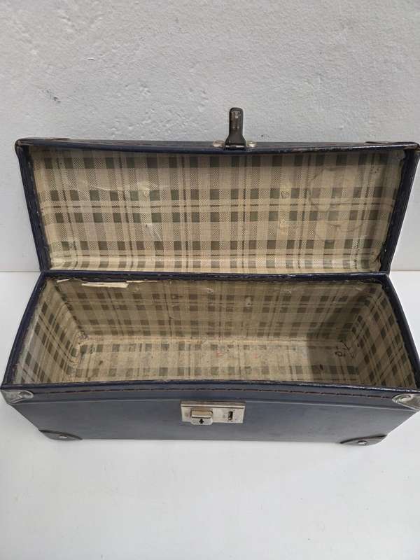 Small Vintage Navy carry case - adorable!!! Size - 34cm x 14cm x 13cm Great condition