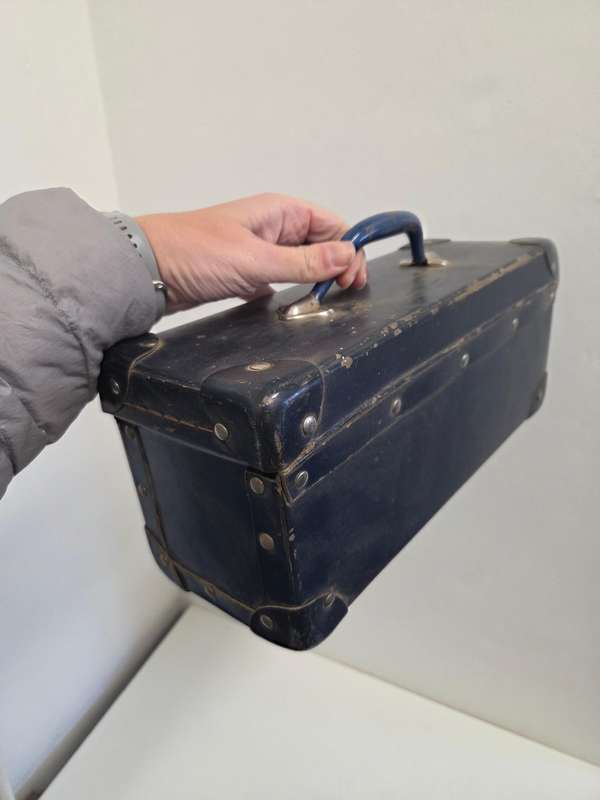 Small Vintage Navy carry case - adorable!!! Size - 34cm x 14cm x 13cm Great condition