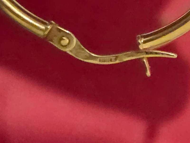 1 x Gold stamped loop earring - Diameter 3cm - Only one earring