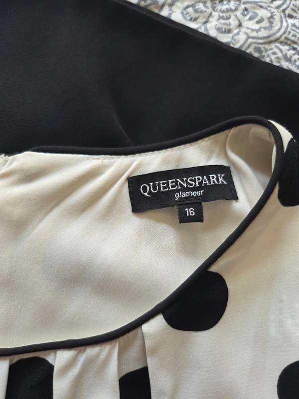 Queenspark dotted dress with belt. Great quality and perfect condition - Size 16