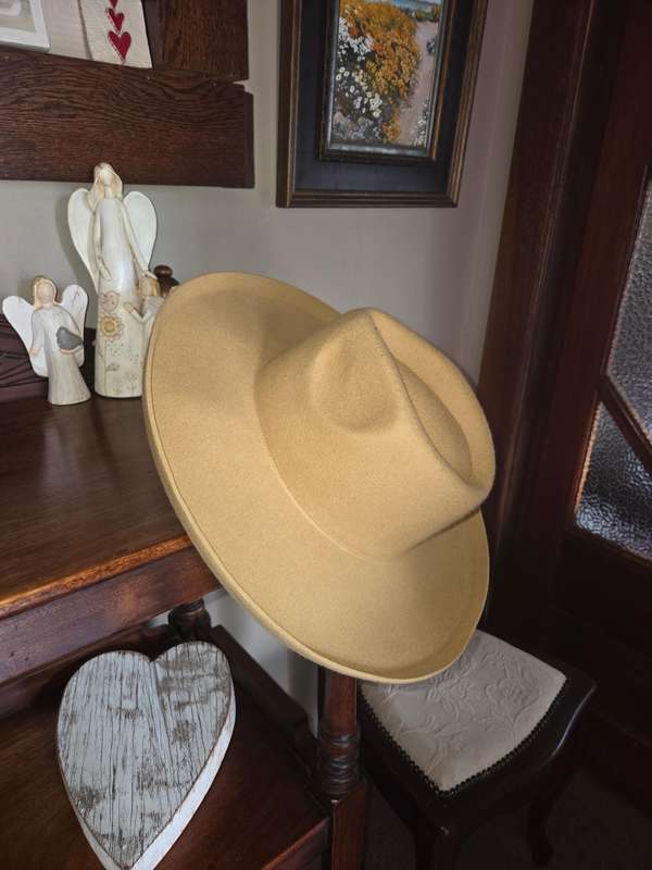 Universal Thread Women's Adjustable hat - Yellow - 100% Wool - New with tags