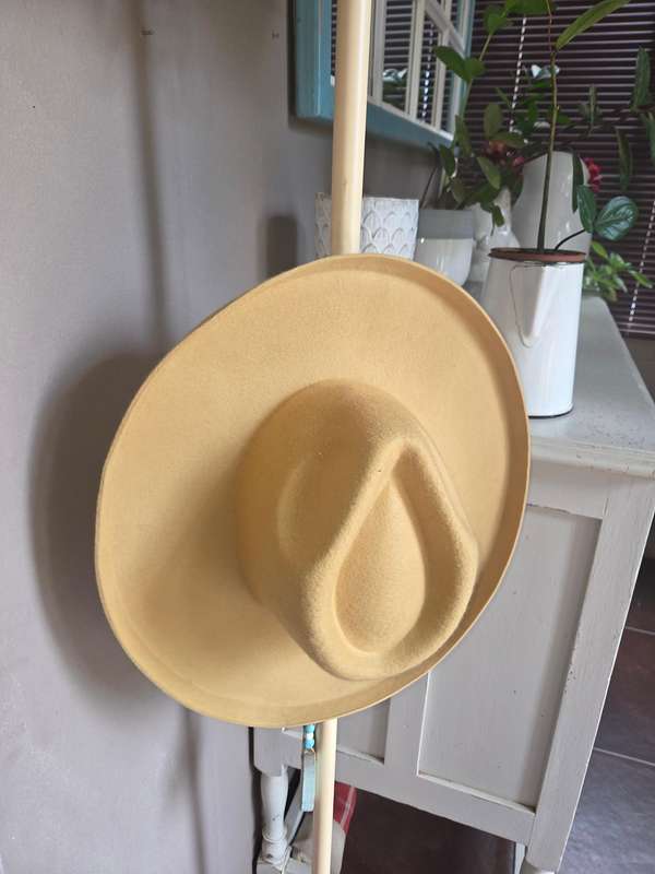 Universal Thread Women's Adjustable hat - Yellow - 100% Wool - New with tags