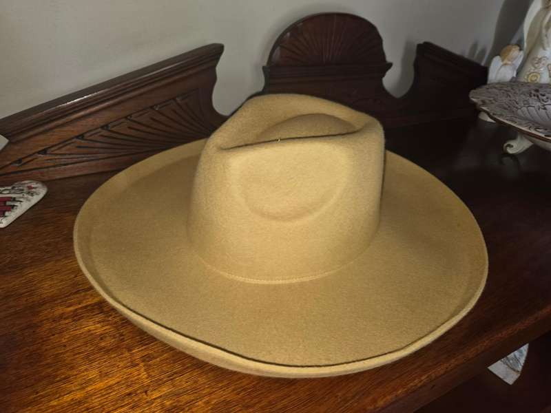 Universal Thread Women's Adjustable hat - Yellow - 100% Wool - New with tags
