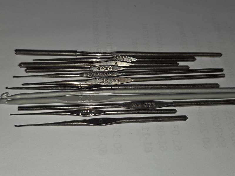 12 x Metal Crochet Needles / Crochet hooks