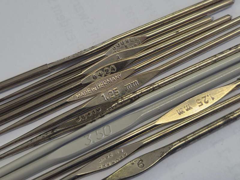12 x Metal Crochet Needles / Crochet hooks
