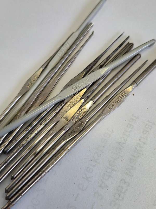 12 x Metal Crochet Needles / Crochet hooks